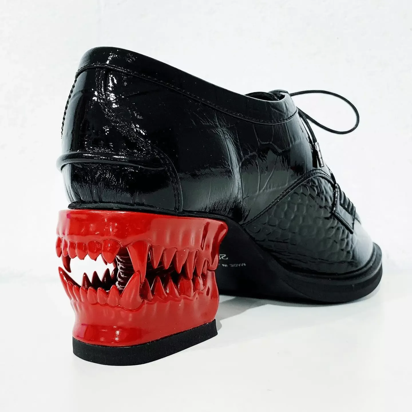 Upgrade your fashion with these fang leather shoes!