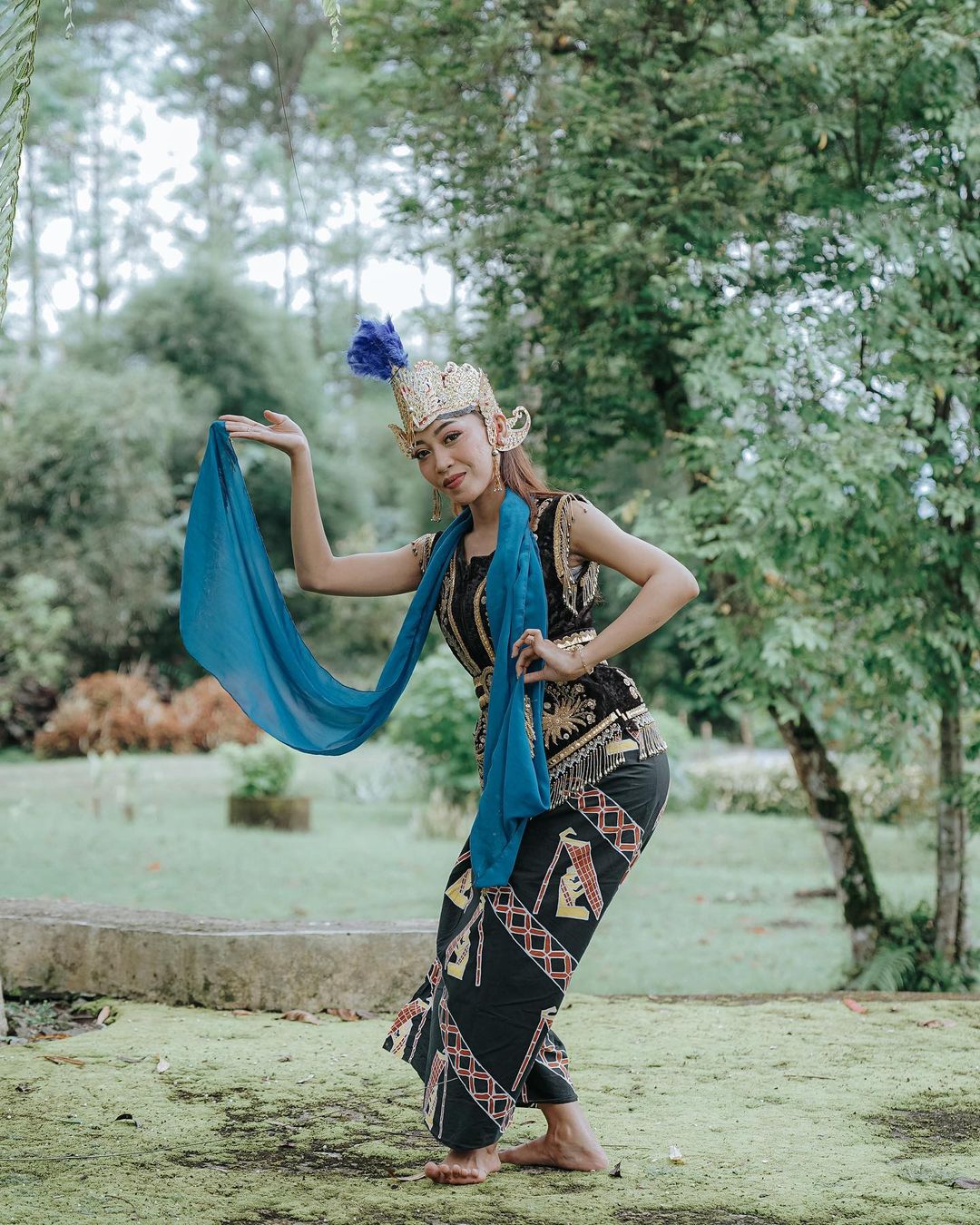 Garo tribe. Garo traditional attire. Dakmanda. Fashion. Traditional  ornaments. Head gear | Indonesia fashion, Model, Traditional attire
