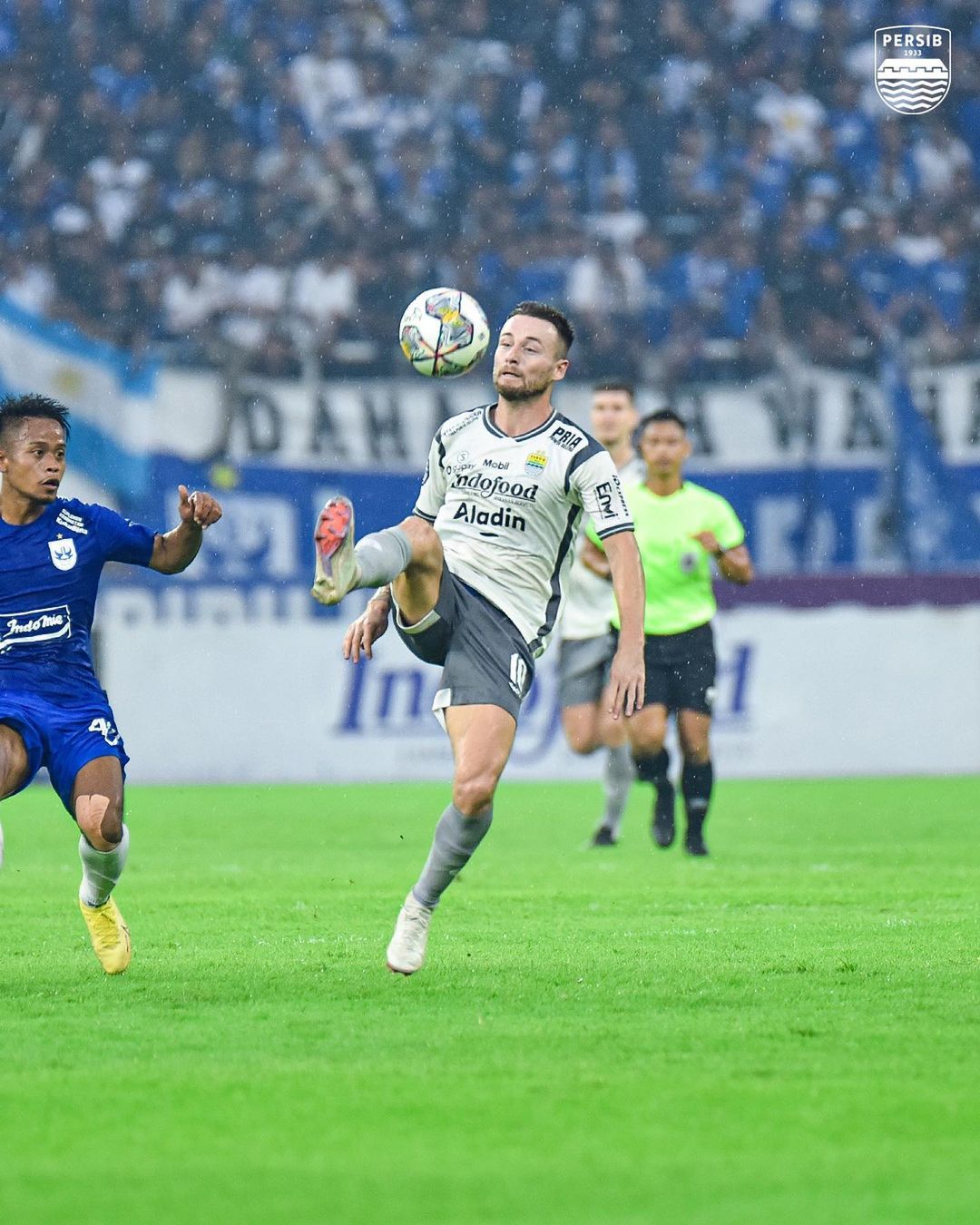 Big Match PSIS vs Persib - Locarpet Craft